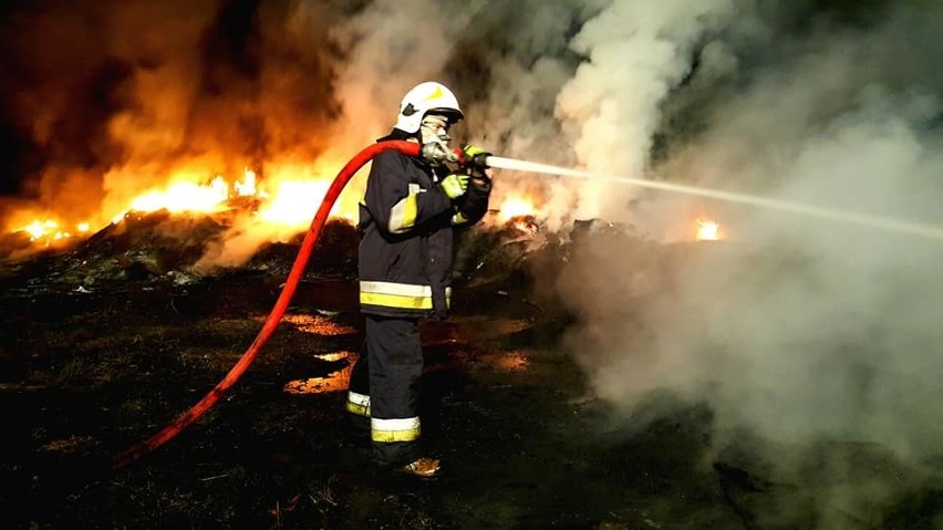 Pożar odpadów gumowych na byłym poligonie w Łambinowicach.