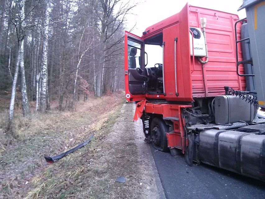 25-letni kierowca volkswagena został odwieziony do szpitala.