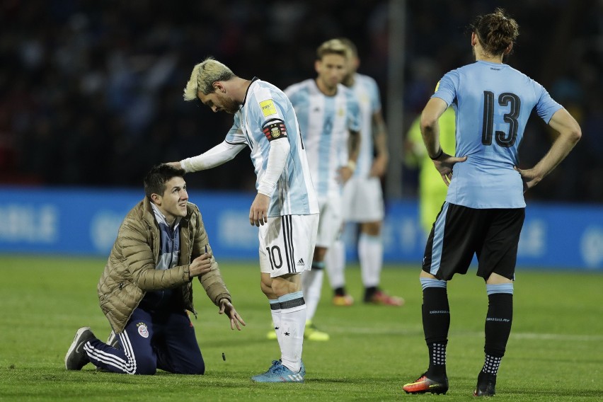 Argentyna - Urugwaj: kibic oddaje hołd Messiemu