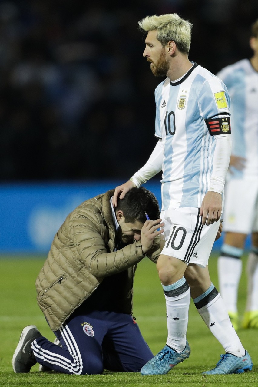 Argentyna - Urugwaj: kibic oddaje hołd Messiemu
