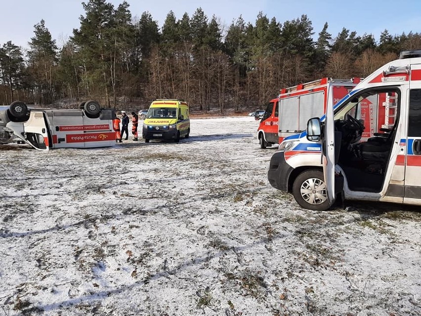 Wypadek w Majdanie gm. Baranowo. Samochód wypadł z drogi, dachował. 9.03.2021