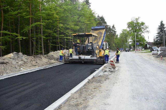 Rozpoczęło się asfaltowanie 1,3 km ulicy Staniąteckiej, łączącej Niepołomice i Staniątki. Prace zaplanowane na 13 i 14 maja 2021 powodują duże utrudnienia w ruchu