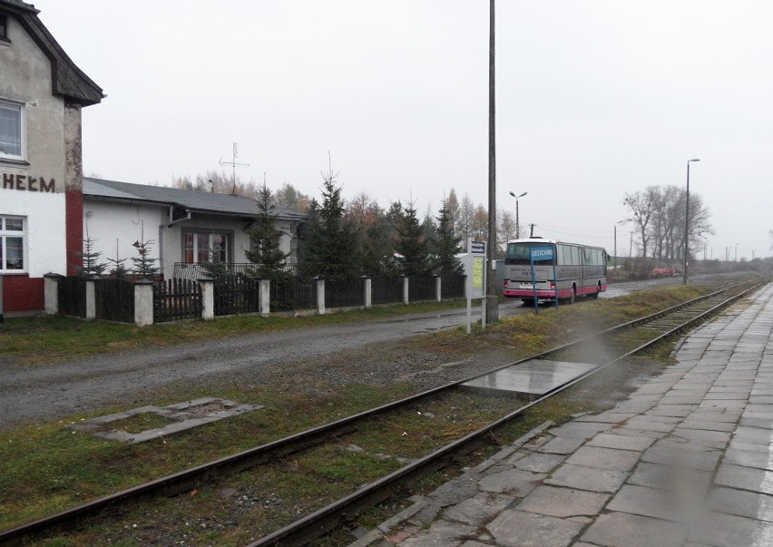 Autobus został na stacji Gorzuchowo Chełmińskie , a pociąg...