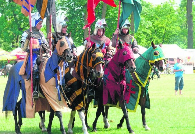 Ozdobą pikniku były parady i pojedynki konnych rycerzy.