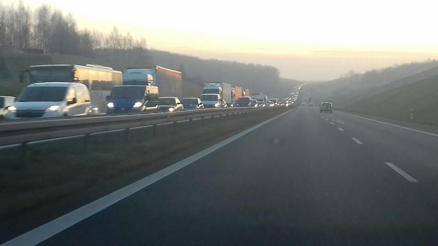 Kolizja na A4. Duże utrudnienia za Targowiskiem