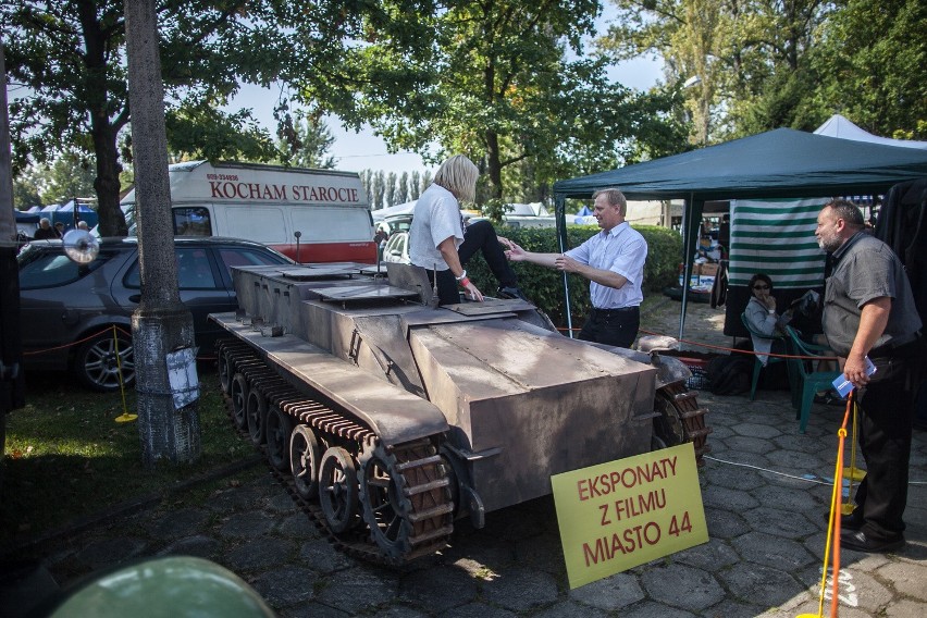 Moto Weteran Bazar przy ul. św. Teresy. Czołg z filmu Miasto 44 [zdjęcia]