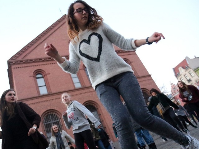 W walentynki na Rynku Nowomiejskim torunianie i torunianki dołączyli do ogólnoświatowej akcji na rzecz kobiet!