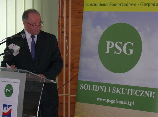 Starosta Gabriel Waliłko prezentuje osiągnięcia władz powiatowych i gmin.