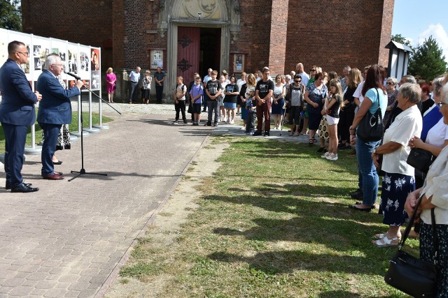 17 września w Iwaniskach miało miejsce uroczyste otwarcie wystawy Instytutu Pamięci Narodowej zatytułowanej „Samarytanie z Markowej. Ulmowie – Polacy zamordowani przez Niemców za pomoc Żydom”. Więcej na kolejnych zdjęciach