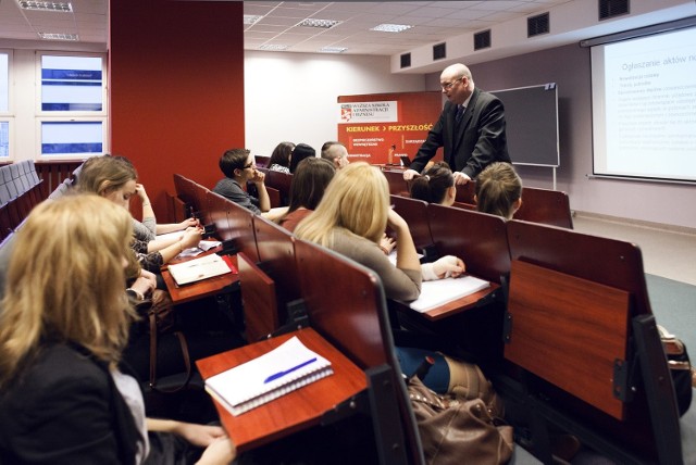 dr Marek Chrabkowski, b. komendant Policji w Gdyni, prowadzi zajęcia dla studentów Bezpieczeństwa Wewnętrznego