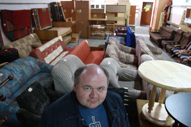 Wkomisach możemy kupić meble używane i nowe, sa tańsze niż w sklepach - mówi Maciej Zalewski.