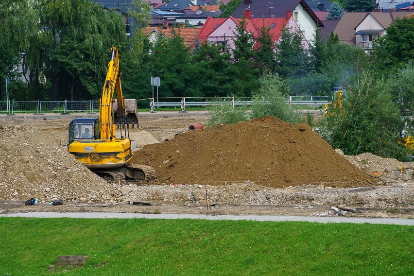 Wzburzony Dunajec narobił bałaganu na placu budowy mostu heleńskiego, ale prace nie ustają