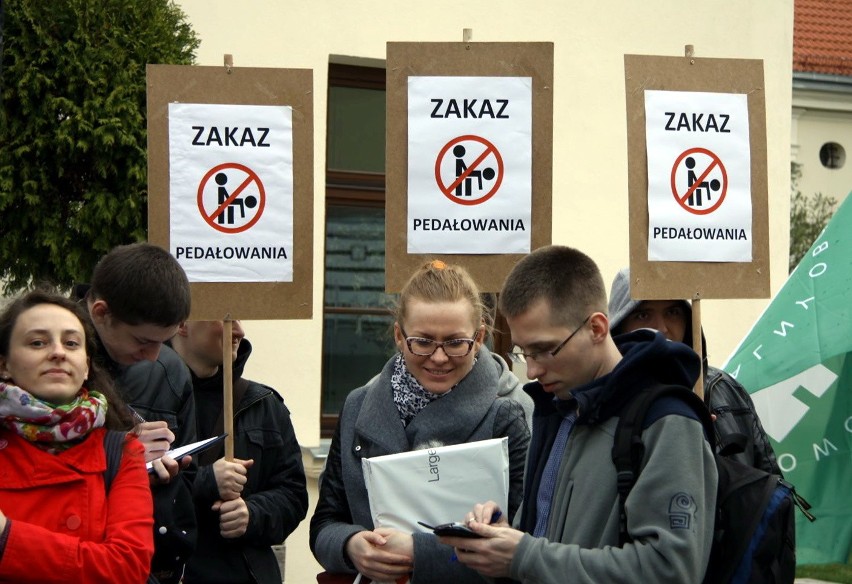 Pod Centrum Kultury, mimo deszczu, zebrało się ok. 60 osób