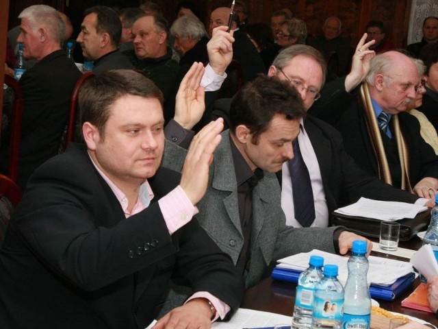 Budżet został przyjęty jednogłośnie. Przed głosowaniem przewodniczący komisji finansowej Daniel Gądek (na pierwszym planie z lewej) zgłosił dwie poprawki.