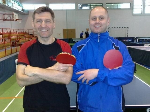 Piotr Zwoliński (z lewej), który pracował na Kielecczyźnie i Tomasz Flis z diecezji sandomierskiej zdobyli złoty medal w turnieju drużynowym na Mistrzostwach Polski Księży.