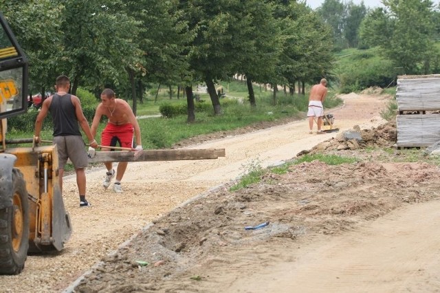 Zarys ścieżki rowerowej jest coraz lepiej widoczny.