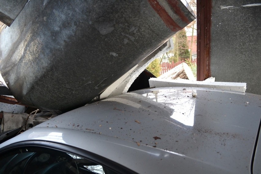 Zabrze: drzewo runęło na garaż i samochód. Mieszkańcy już wcześniej chcieli je wyciąć [ZDJĘCIA]