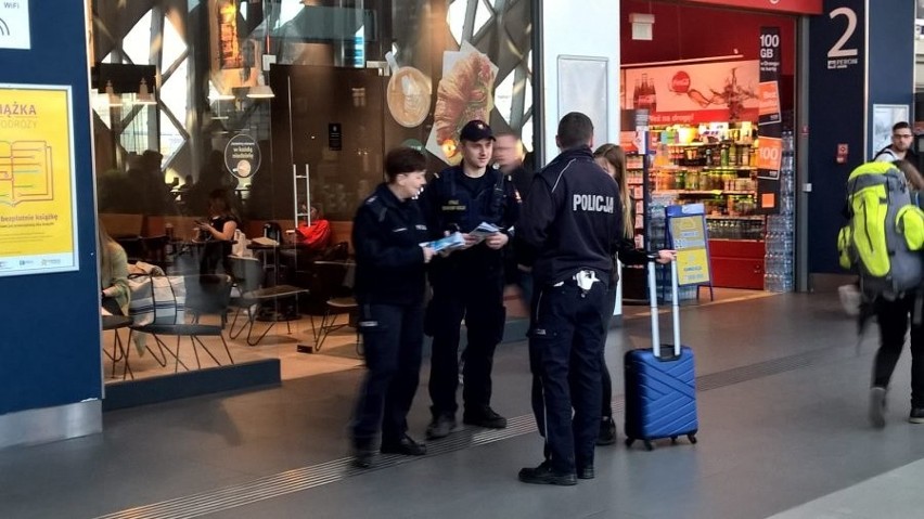 Policjanci informowali na poznańskim dworcu głównym o...