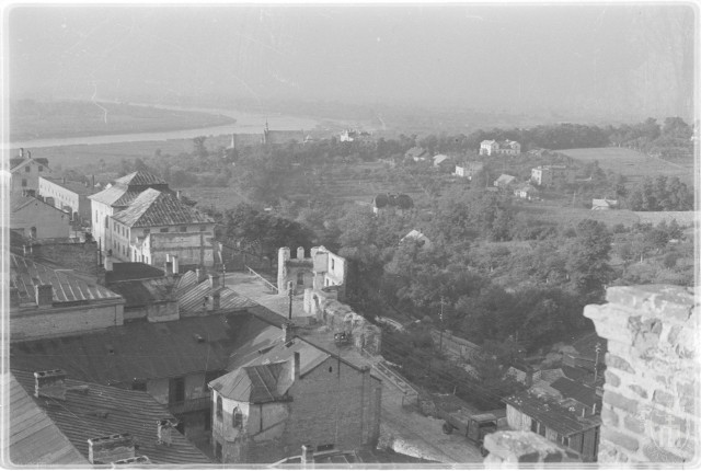 Sandomierz rok 1954 - widok z Bramy Opatowskiej. Więcej zdjęć z Sandomierza z roku 1954 na kolejnych slajdach