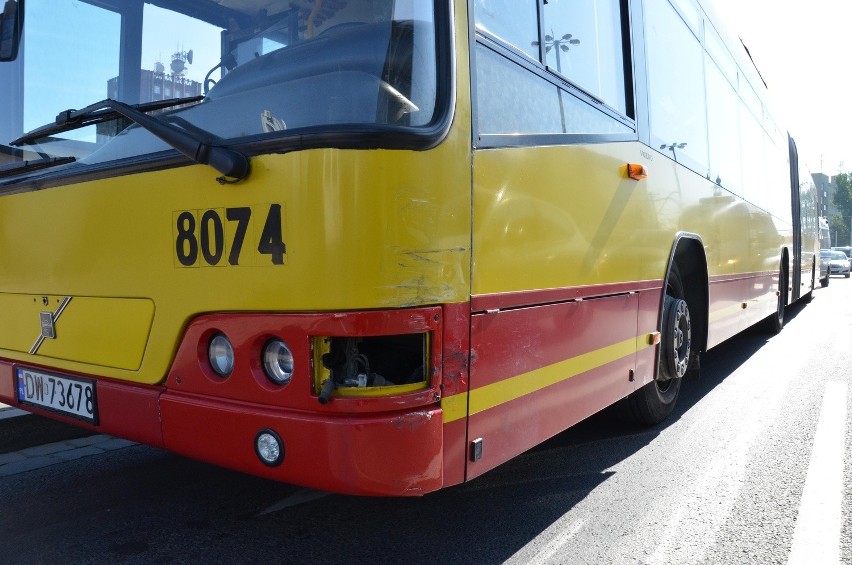 Wrocław: Wypadek autobusu MPK na ul. Traugutta. Ogromne korki w okolicy (ZDJĘCIA)