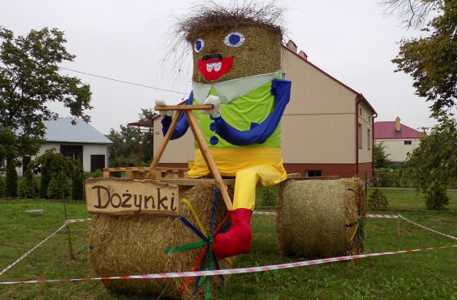 Pomniki ze słomy w Zadąbrowiu.