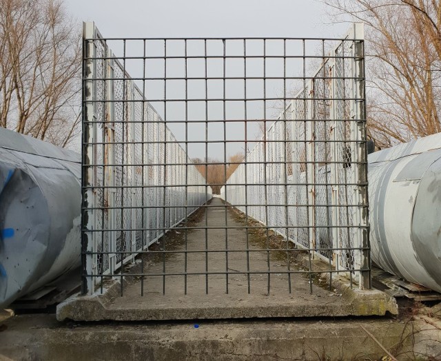 Jak wspomniał pan Paweł, kładka była popularnym obiektem wśród spacerowiczów. Okazuje się, że ludzie chodzili po niej... nielegalnie