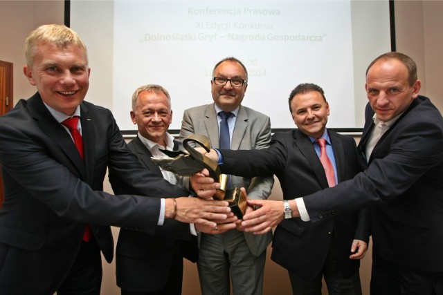 Od lewej: Dariusz Wyborski (KGHM Polska Miedź SA), Grzegorz Dzik (Impel SA), marszałek Cezary Przybylski, prof. Witold Orlowski (PwC), Marek Pasztetnik (Zachodnia Izba Gospodarcza)