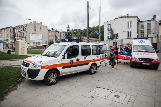 Pijane dziewczynki leżały na chodniku na ul. Kilińskiego, przy ul. Abramowskiego. 