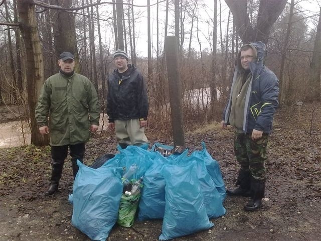 Wędkarze na stu metrach brzegu Kamionki zebrali około tysiąca litrów śmieci.