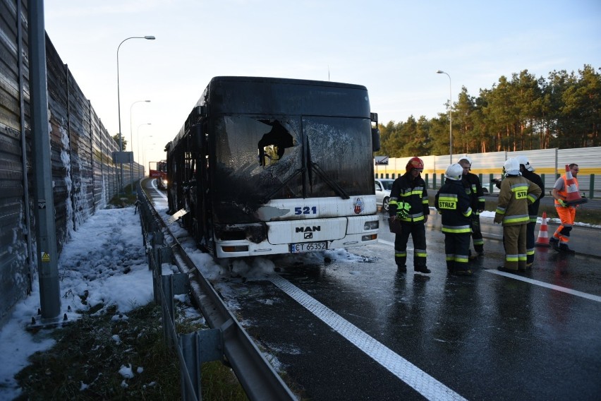 Pożar autobusu MZK Toruń. Droga w Lubiczu zablokowana!