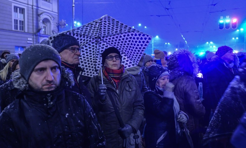 Tłumy przed Urzędem Miejskim w Gdańsku żegnały we wtorek...