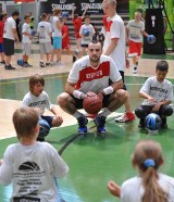 Marcin Gortat z Orlando Magic pokazuje dzieciom, jak grać w koszykówkę (wideo, zdjęcia)