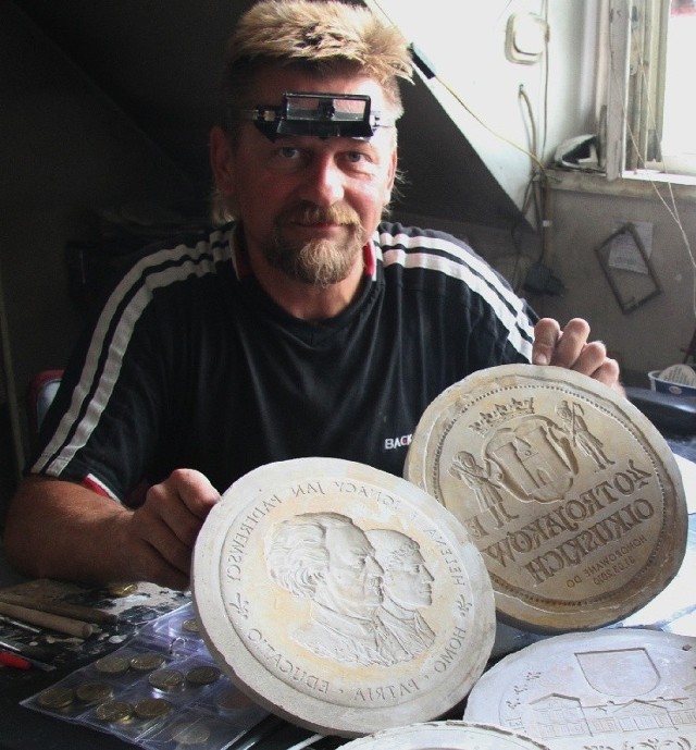 Sławomir Micek prezentuje projekt szydłowskiej monety w gipsie.