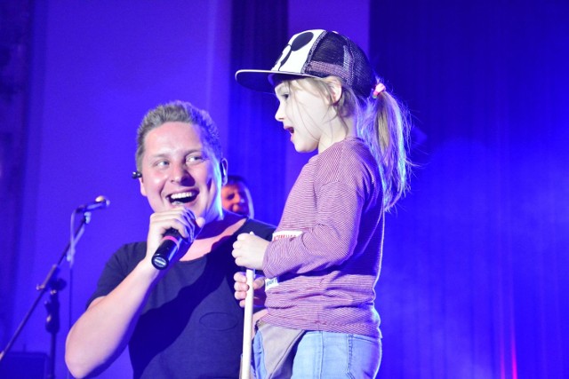Antek Smykiewicz zachęcał publiczność do wspólnego śpiewania. Jeden z utworów razem z gwiazdą zaśpiewała 4-letnia Lila, którą artysta wprowadził na scenę.