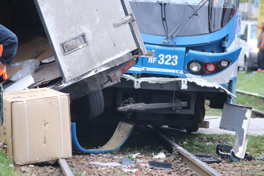 Kraków. Zderzenie samochodu dostawczego z tramwajem, ranny motorniczy [ZDJĘCIA]