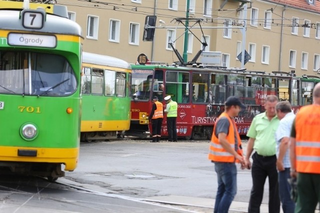 Na łuku Przybyszewskiego i Dąbrowskiego wykoleił się skręcający w kierunku Dąbrowskiego tramwaj numer linii "7".