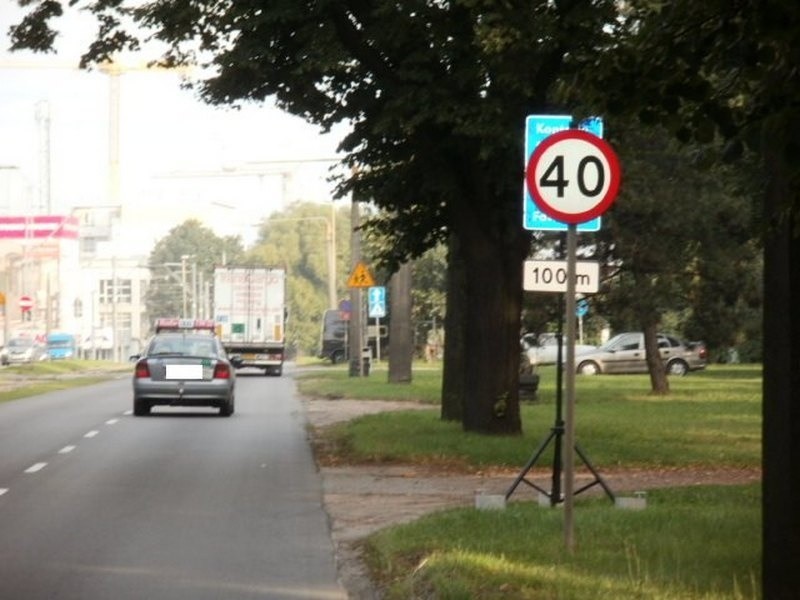 Fotoradar na Ku Słońcu zrobił 100 zdjęć w jeden dzień. Ukryli znak?