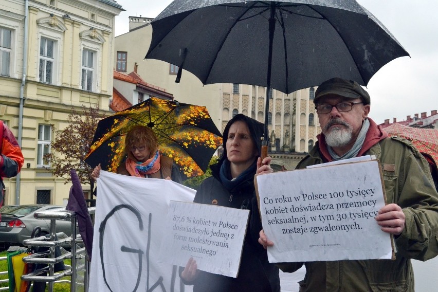Protest ws. zbyt niskiego wyroku za gwałt w Pietrzykowicach