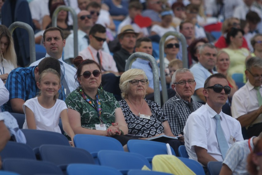 Kongres Świadków Jehowy na Stadionie Śląskim. Dzień 1. Wierni w Chorzowie przez trzy dni będą brać udział w spotkaniach ZDJĘCIA