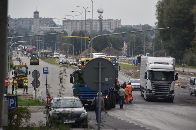 Lwowska - w rejonie szpitala św. Łukasza będzie zwężać sie z dwóch do jednego pasa w każdym kierunku. Plany nie zakładają przedłużenia poszerzenia drogi do granicy miasta