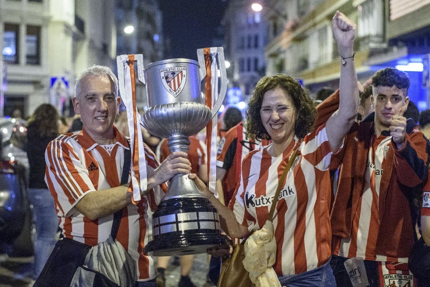 Fani Athleticu Bilbao z repliką Pucharu Króla fetują...