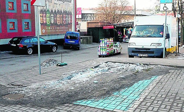 Te  hałdy to znikną gdy temperatury zmienią się na plusowe, bo to tak naprawdę śnieg wymieszany z piaskiem. 