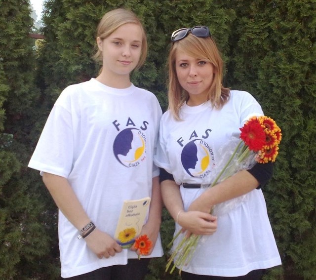 Gerbery przy gorzowskiej Ascanie rozdają: Kasia Rudzińska i Agnieszka Karpiniuk.