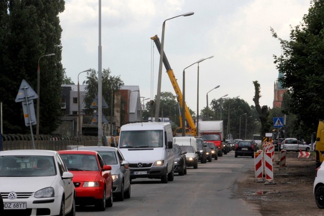 Zwycięska korkowała się w tym miejscu przed budową ronda Ojca Pio, w trakcie budowy (na zdjęciach), a także po oddaniu tej inwestycji do użytku...