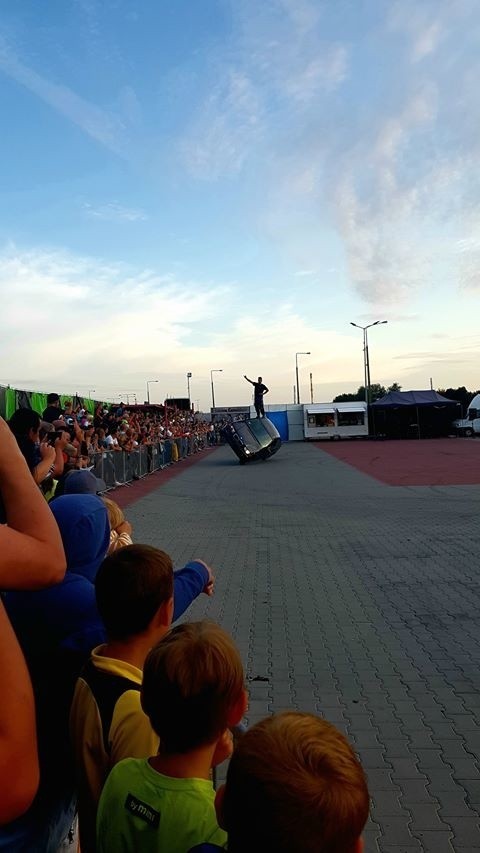 Kaskaderzy dali wspaniały pokaz w Sandomierzu. Niezwykłe widowisko Monster Truck Show przyciągnęło wiele osób (ZDJĘCIA)