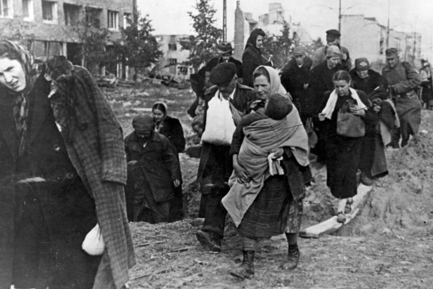 Na zdjęciu: grupa mieszkańców na jednej z ulic. 1944 rok.