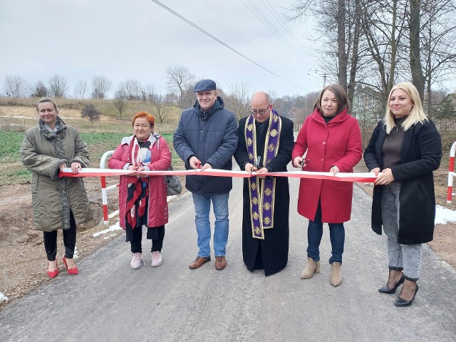W środę, 30 listopada w Małym Jodle została poświęcona i oddana do użytku droga, która będzie służyła mieszkańcom. Rolnikom ale także turystom. To bardzo wyczekiwana inwestycja drogowa w gminie Kunów.