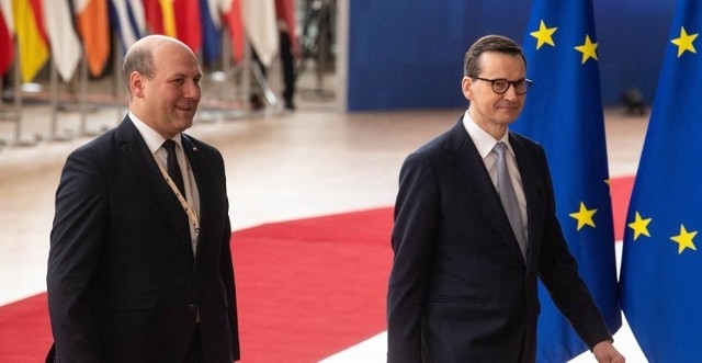 Premier Mateusz Morawiecki (po prawej) i wiceminister Szymon Szynkowski vel Sęk podczas szczytu Rady Europejskiej w Brukseli.