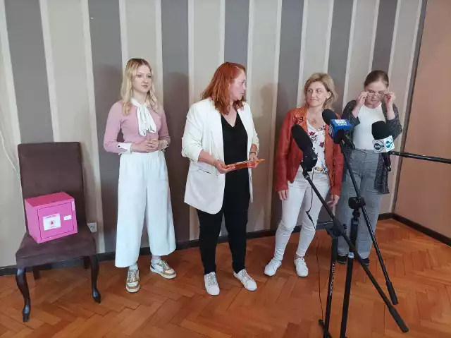 Środowa (14.06) konferencja działeczek Polski 2050 na temat różowych skrzyneczek z darmowymi środkami higieny osobistej dla kobiet (na zdj. od lewej): Daria Dobosz, Eliza Cybulko, Barbara Okuła i Monika Drozdowska
