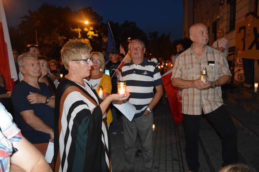 Tarnowianie tłumnie i głośno protestowali przed sądem